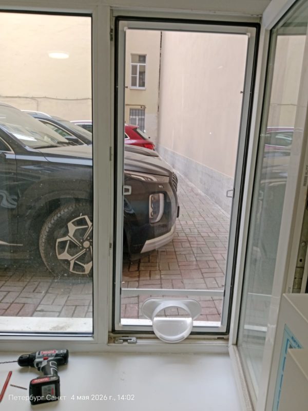 Установка вставки для кондиционера в окно в Петроградском районе
